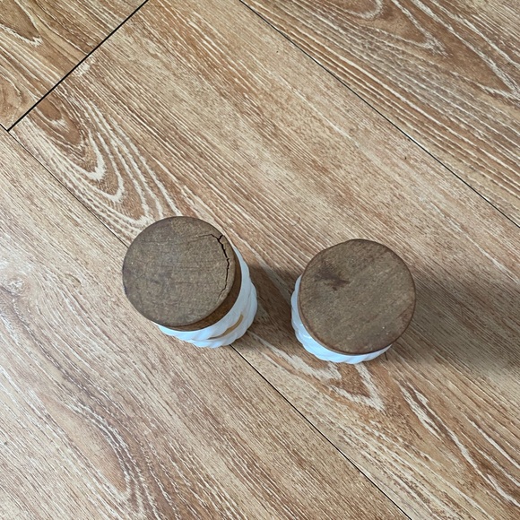 Vintage milk glass salt & pepper shakers - Picture 3 of 9